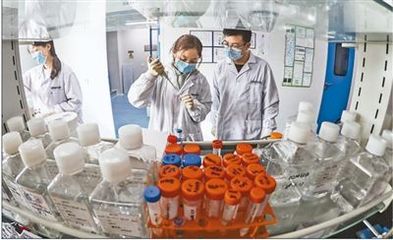 科研攻關(guān) 鑄造戰(zhàn)疫利器(來自疫情防控一線的報(bào)道)